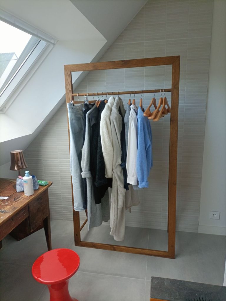 portant vêtement bois