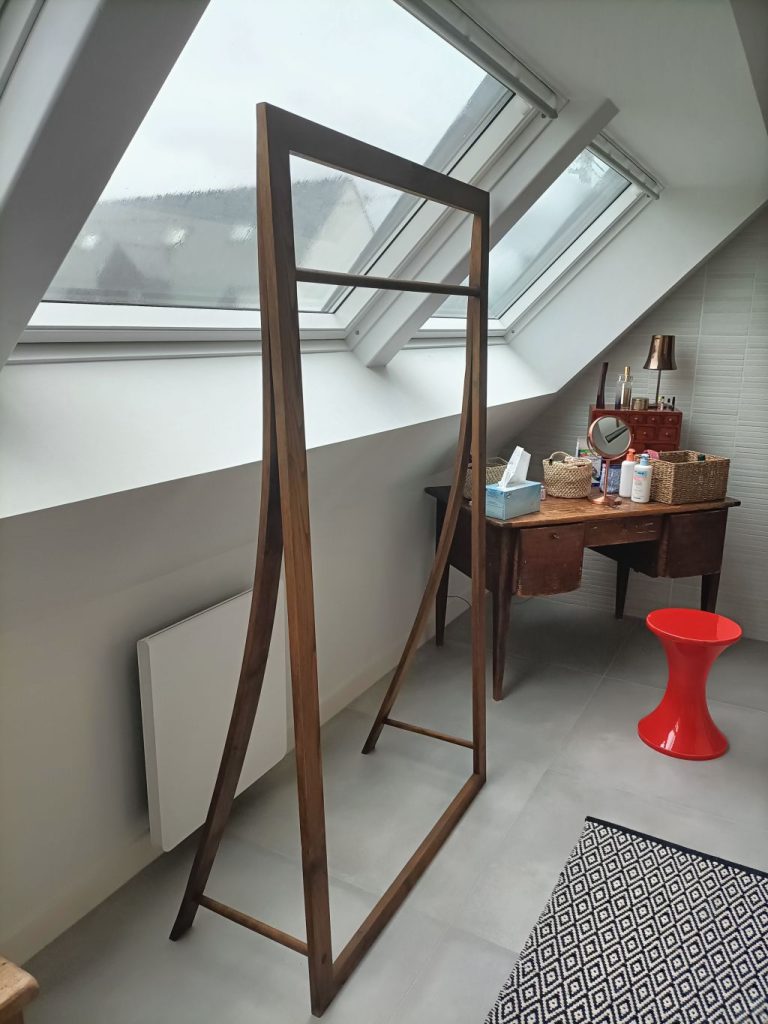 portant vêtement en frêne teinté