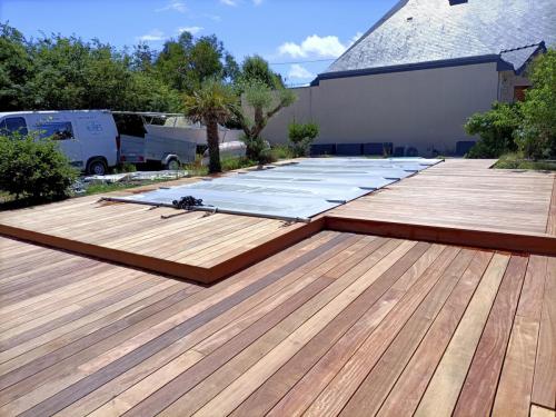 Terrasse autour d'une piscine à locmariaquer