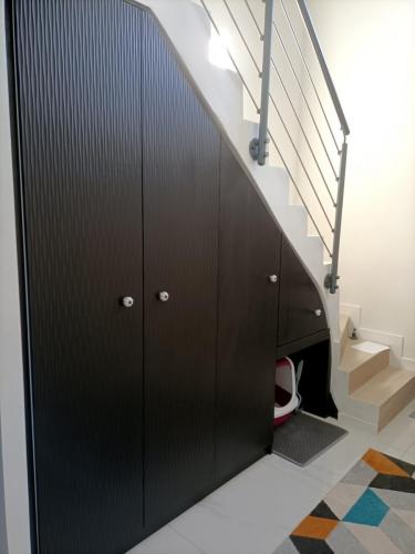 agencement sous escalier avec portes noires mat