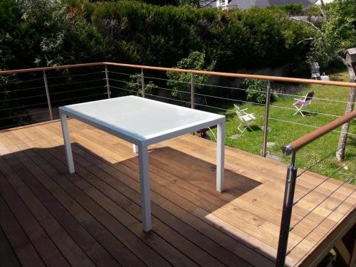 terrasse surélevée en frêne avec garde corps inox